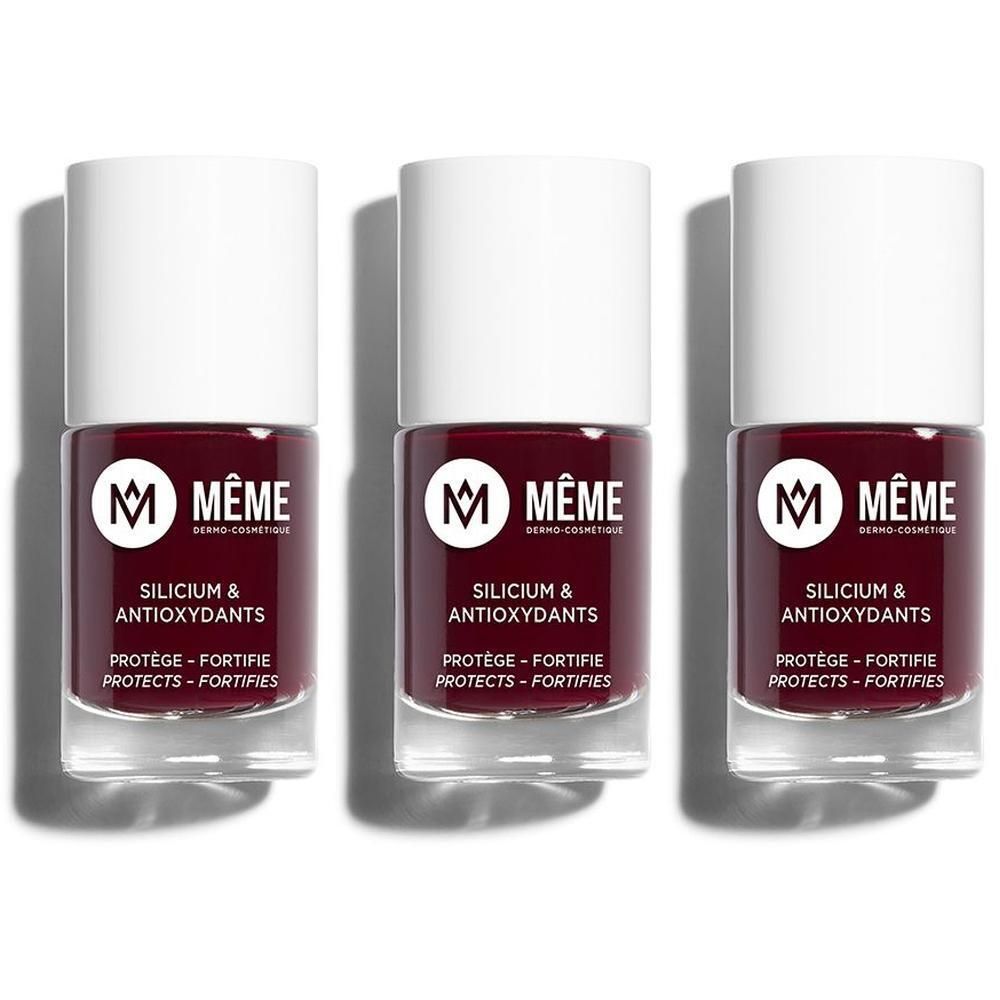 Drie flacons donkerrode nagellak met witte dop. Merk MÊME.