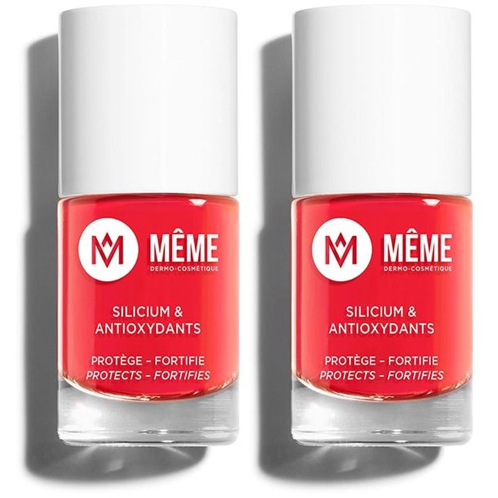 Twee flacons koraalkleurige nagellak. Merk: MÊME. Bevat Silicium & Antioxidanten.