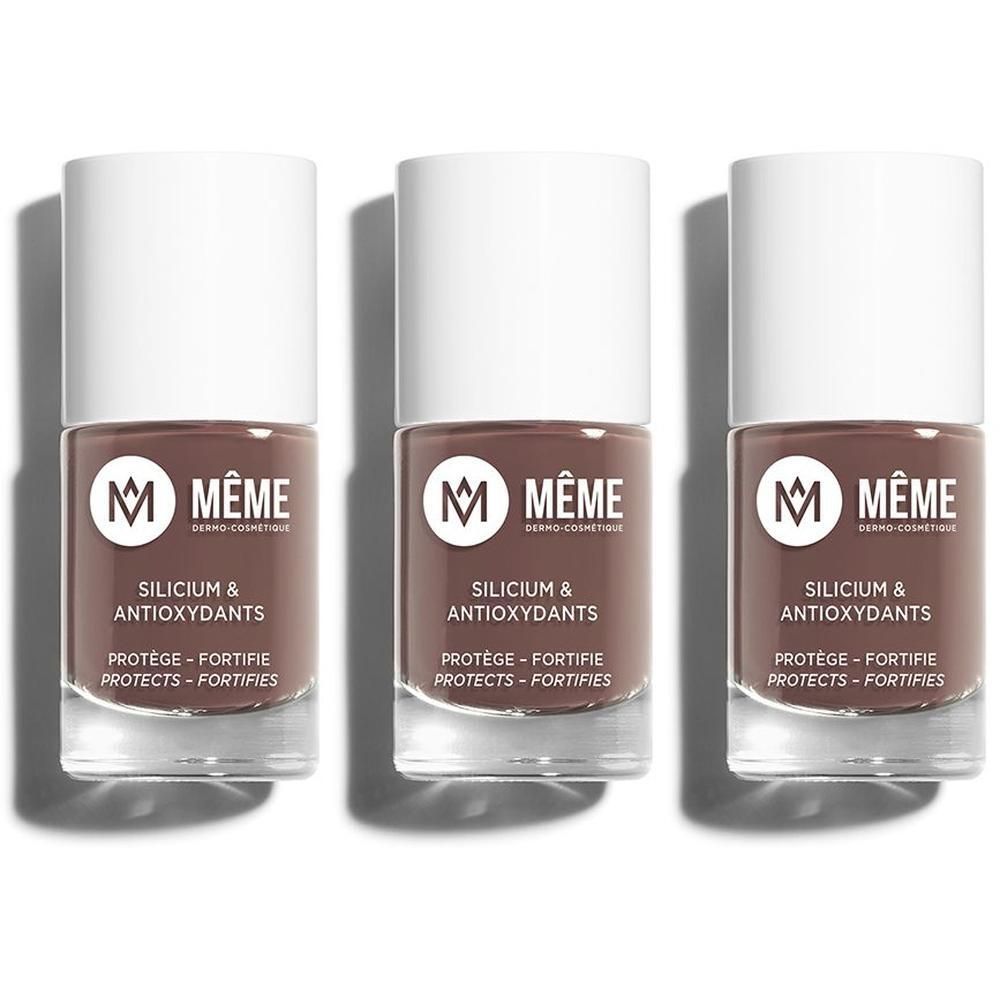 Trois flacons de vernis à ongles couleur taupe. Chaque flacon est muni d'un bouchon blanc et du logo "MÊME".