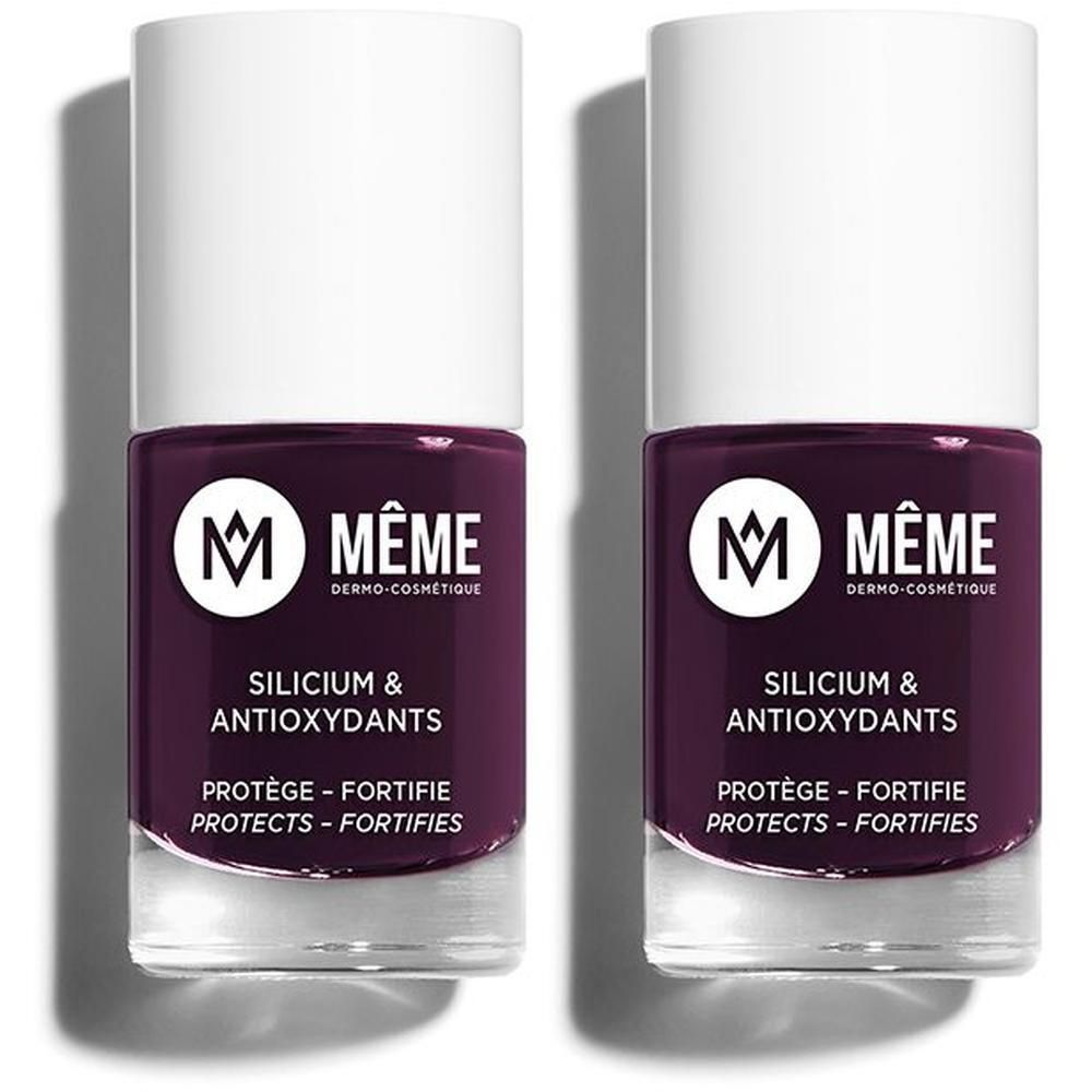 Twee flacons aubergine nagellak met witte dop. Merk: MÊME.