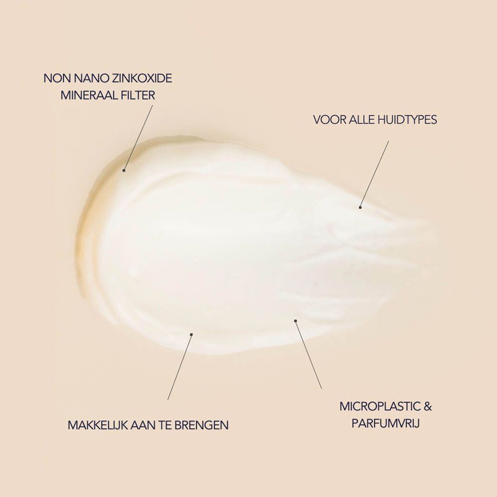 Een veeg witte zonnebrandcrème met labels over ingrediënten en aanbrenging.