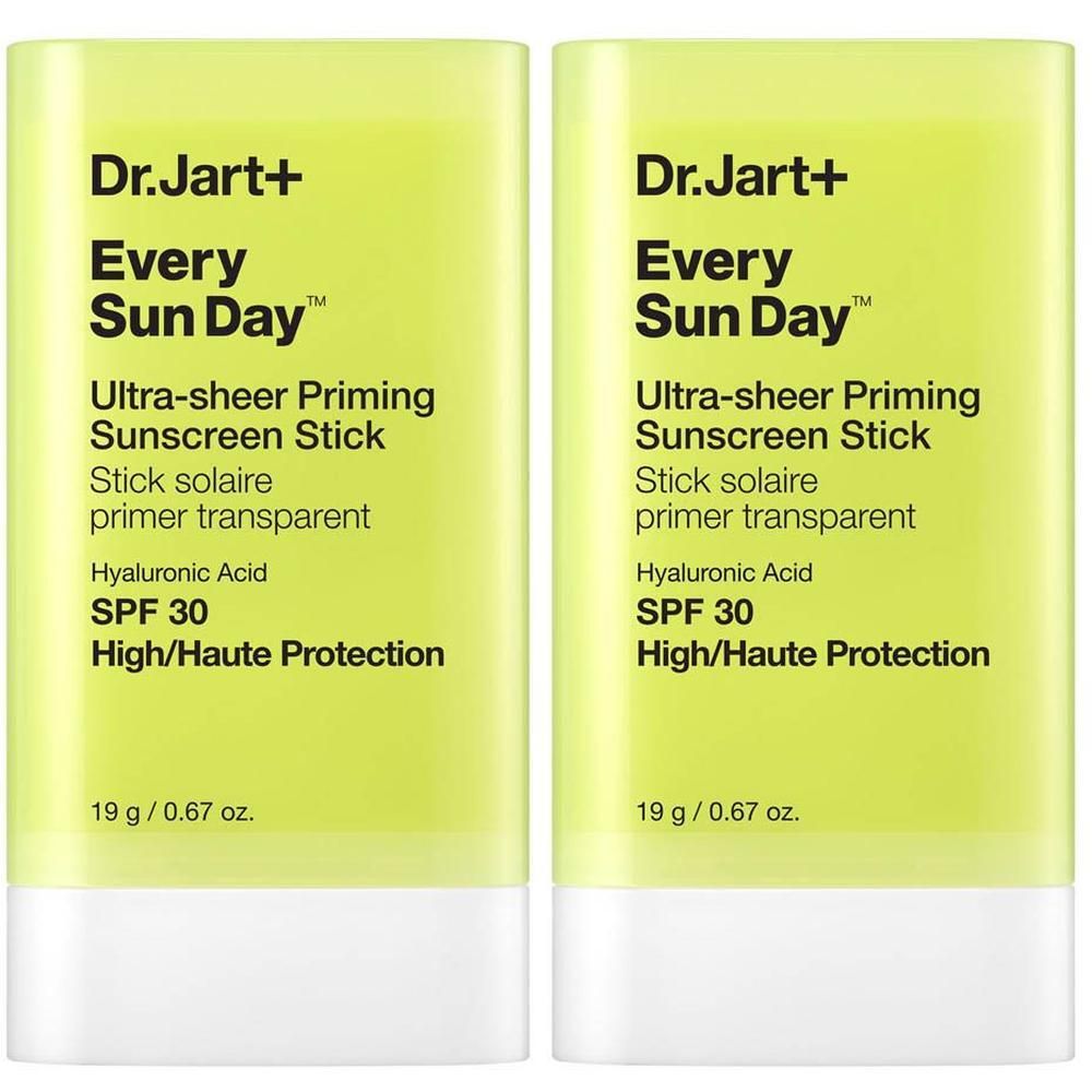Deux bâtons de crème solaire SPF 30, acide hyaluronique et apprêt.