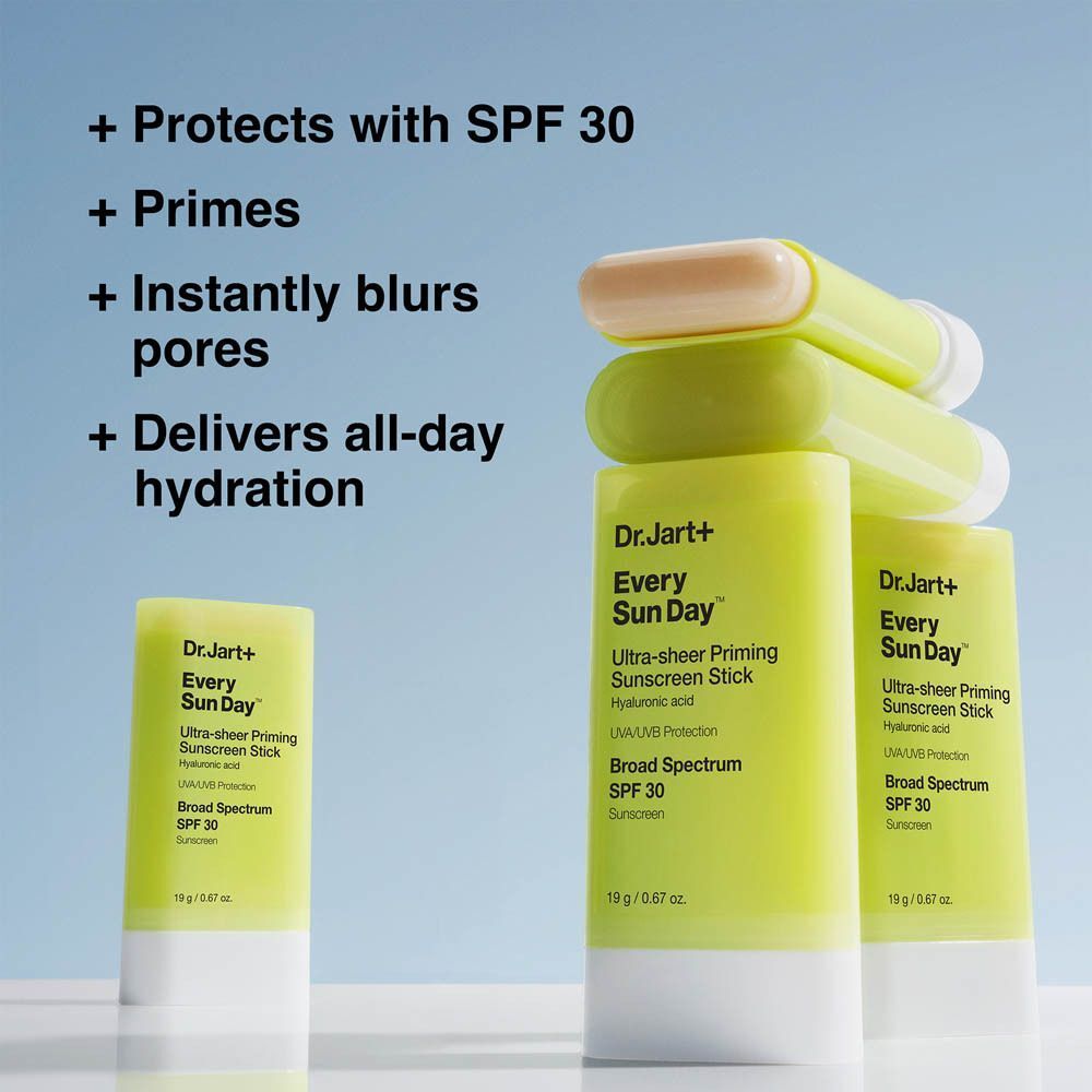 Meerdere zonnebrandsticks en één enkele. Tekst: Beschermt SPF 30, primt, vervaagt poriën, hydrateert.