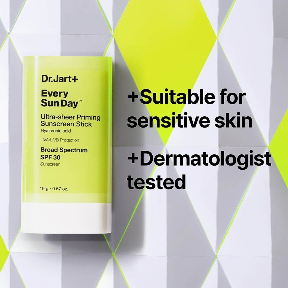 Een zonnebrandstick naast tekst. Tekst: Geschikt voor gevoelige huid, dermatologisch getest.