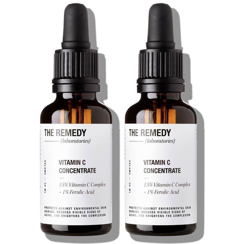Deux flacons de concentré de vitamine C avec compte-gouttes. Flacons en verre brun avec étiquettes blanches.