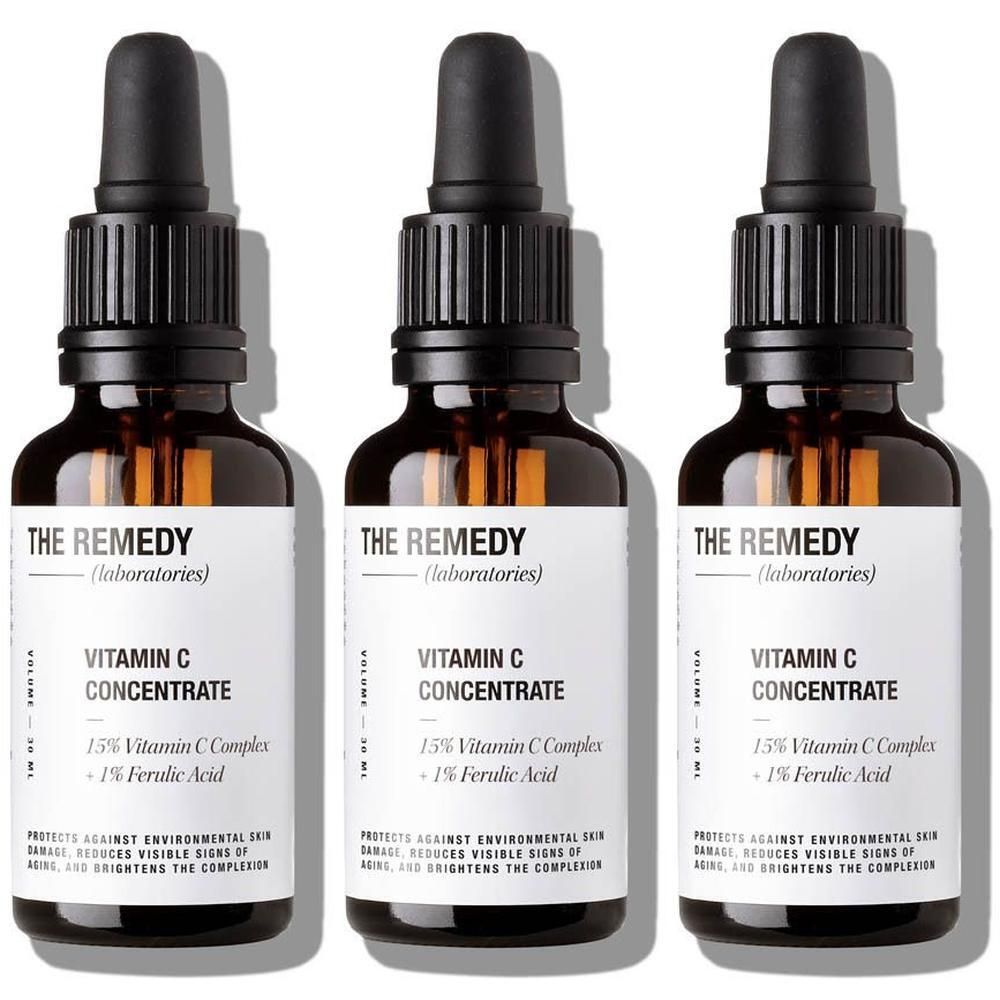 Drie flessen vitamine C concentraat van The Remedy Laboratories met druppelaars. Bruine glazen flessen met witte etiketten.