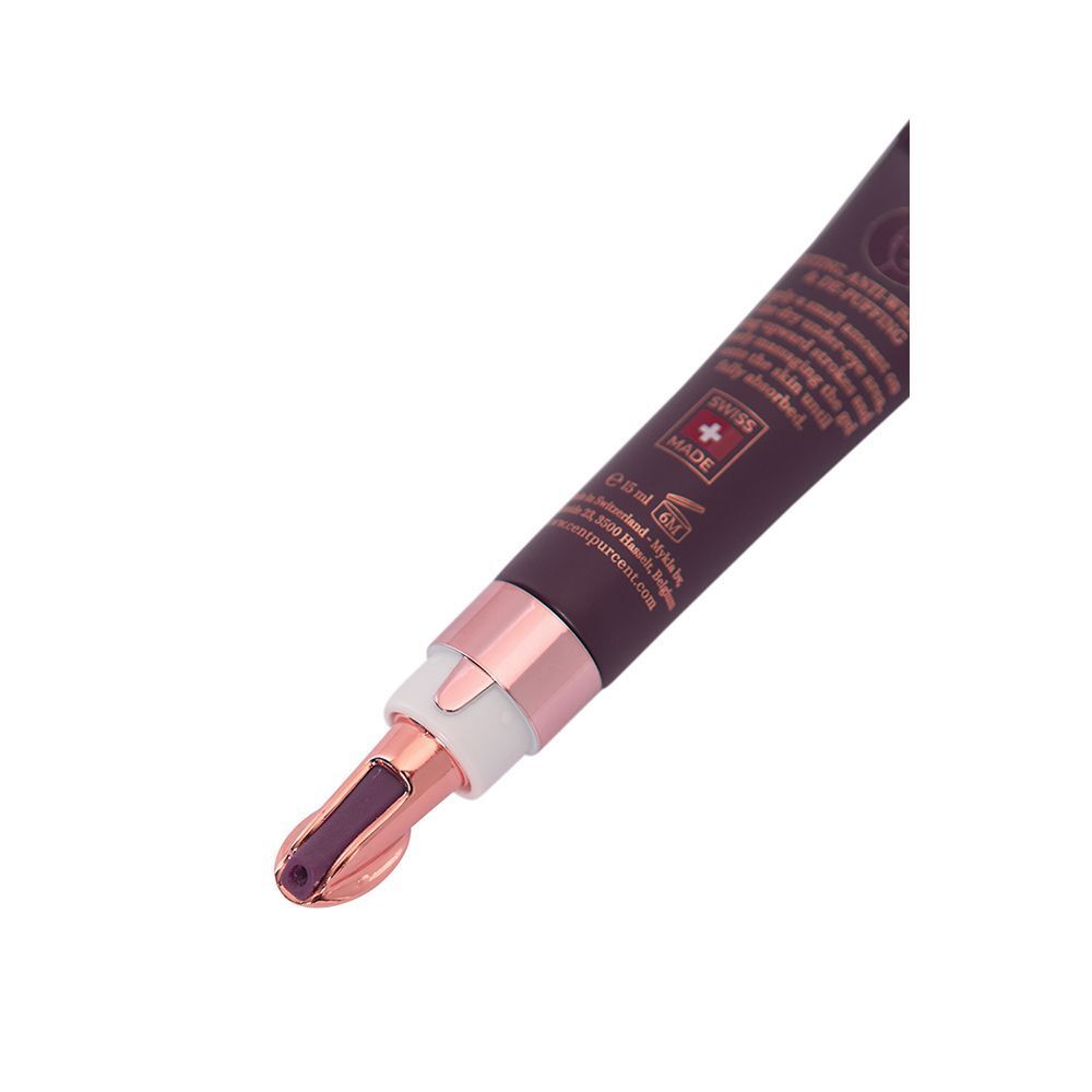 Close-up van een paarse tube oogcrème, met een roségouden applicator met product.