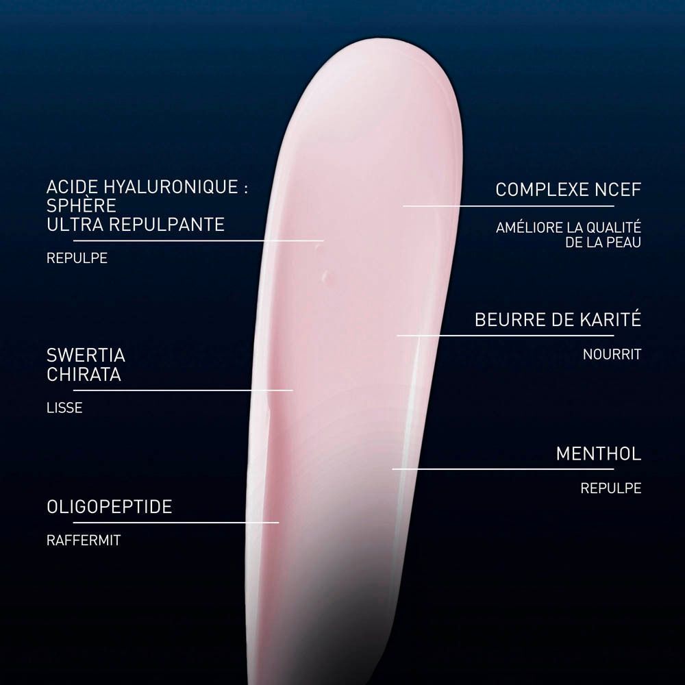 Gros plan d'une texture rose de soin pour les lèvres avec étiquettes d'ingrédients comme l'acide hyaluronique et le beurre de karité.