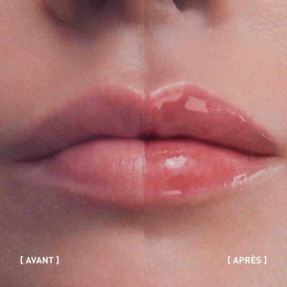 Comparaison des lèvres avant et après l'application du baume à lèvres, montrant un effet volumateur.