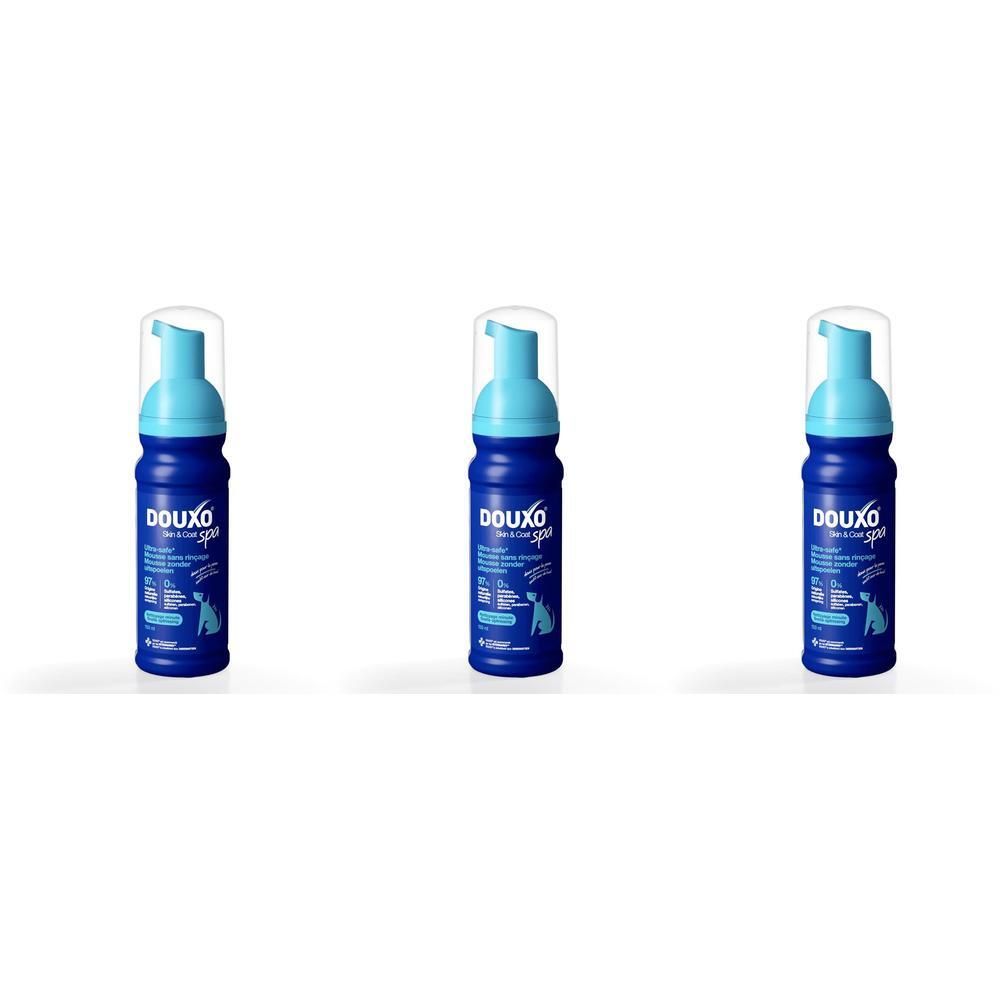 Drie blauwe dispensers met lichtblauwe pompen en doorzichtige doppen, gevuld met schuim.