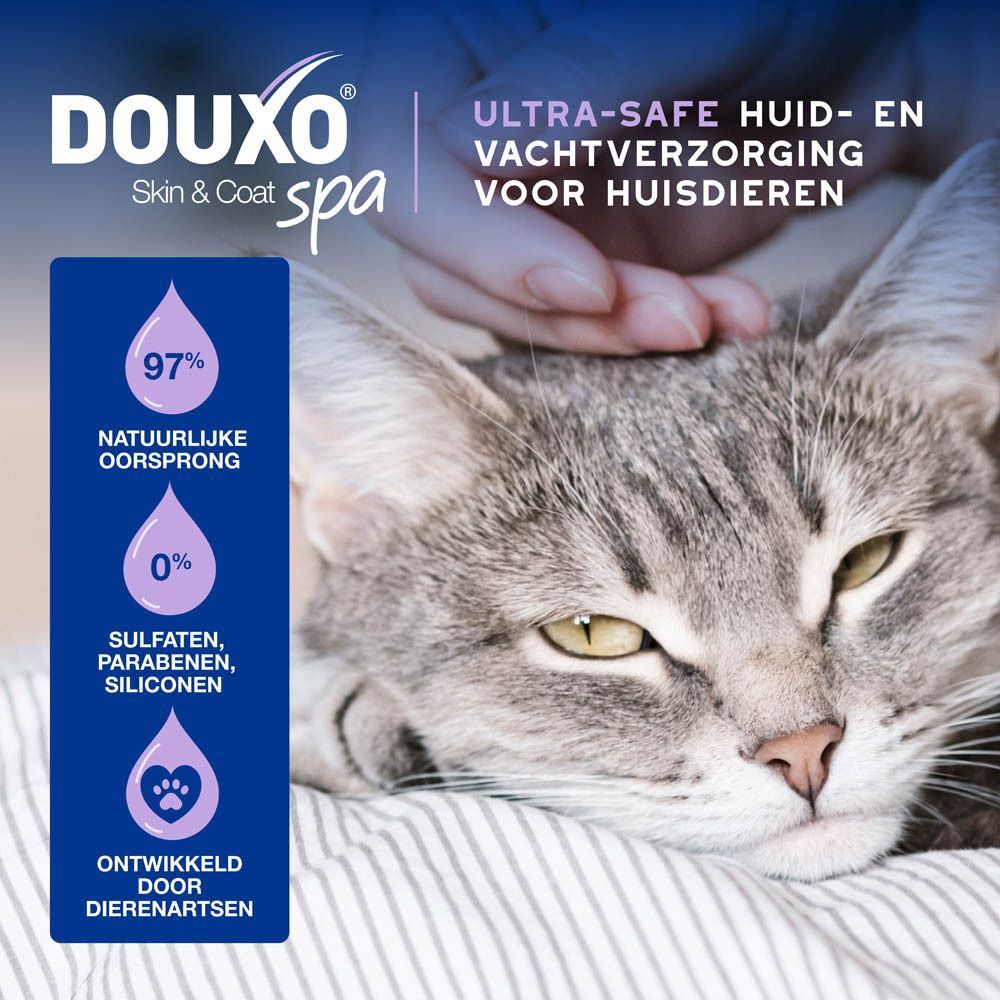 Gestreelde kat, met tekst over natuurlijke ingrediënten en dierenarts aanbeveling.
