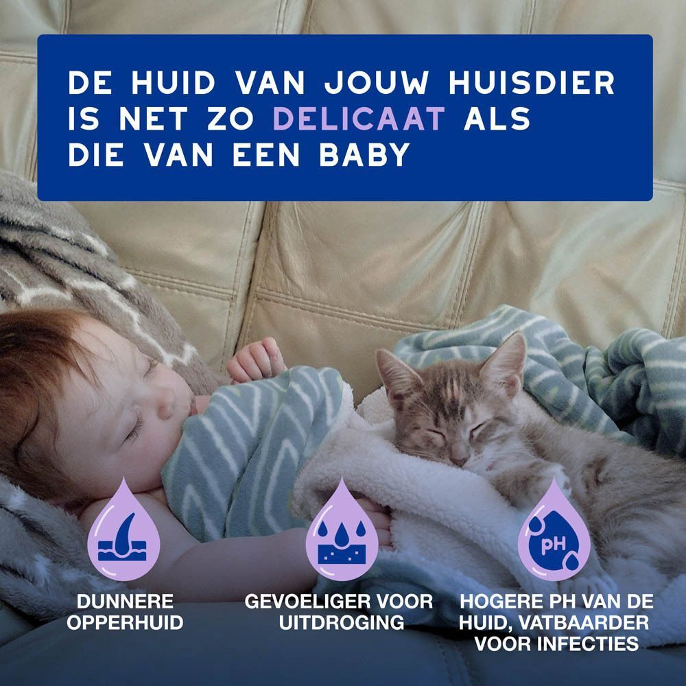 Baby en kat slapend, met tekst over gevoelige huid.