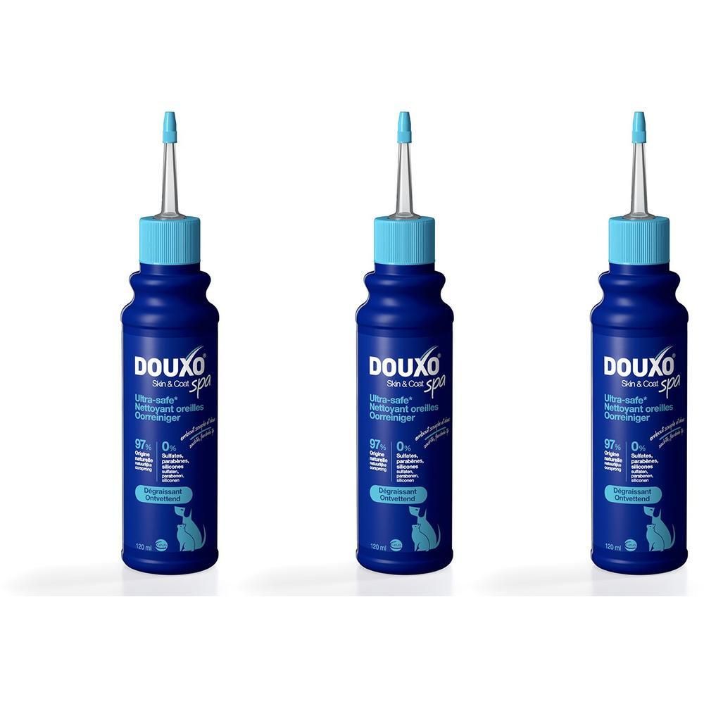 Trois flacons bleus de nettoyant pour oreilles Douxo avec applicateur bleu.