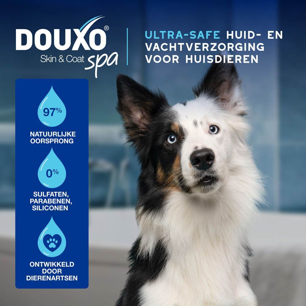 Hond met tekst over Douxo oorreiniger, 97% natuurlijke ingrediënten, aanbevolen door dierenartsen.