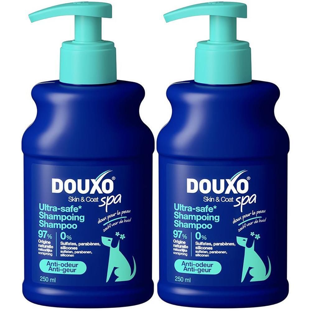 Deux flacons bleus de Shampoing Ultra-Sûr DOUXO Spa avec pompes.