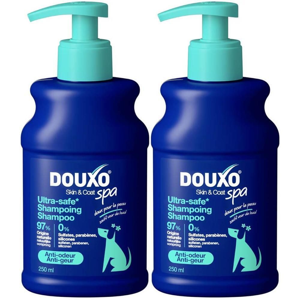 Twee blauwe DOUXO Spa Ultra-Safe Shampoo flessen met pompdosering.