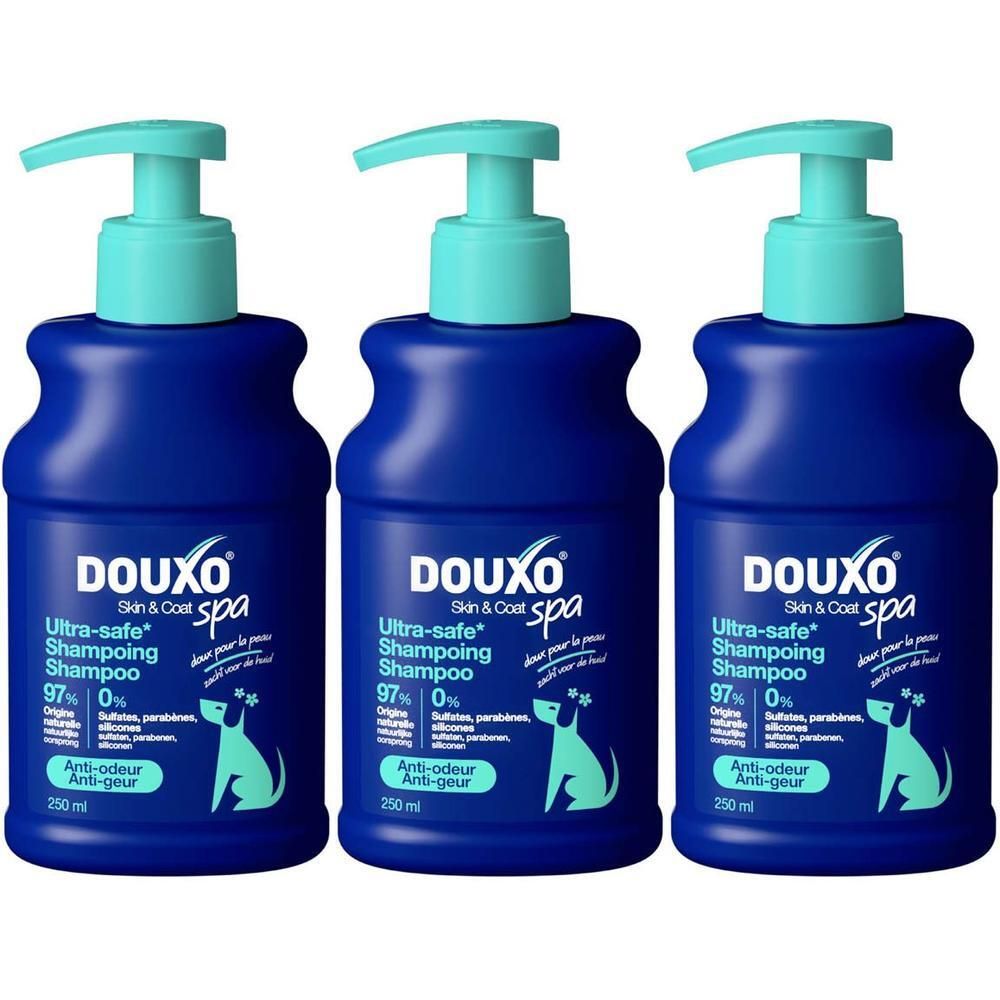 Drie blauwe flessen Douxo Spa Ultra-Safe shampoo met pompdispensers.