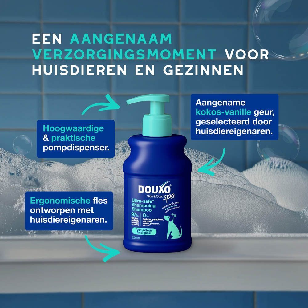 Een fles Douxo Spa shampoo met pompdispenser, met tekst over gebruik en geur.