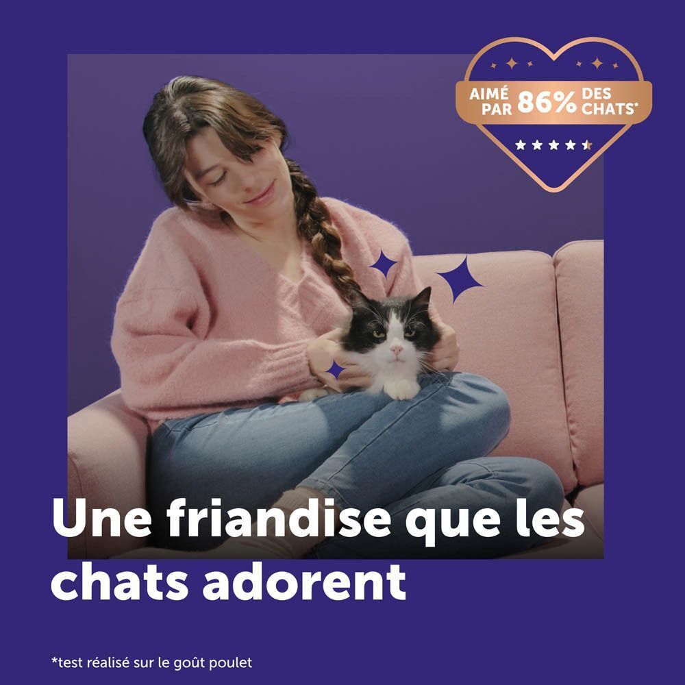 Femme tenant un chat, aimé par 86% des chats. Une friandise relaxante.