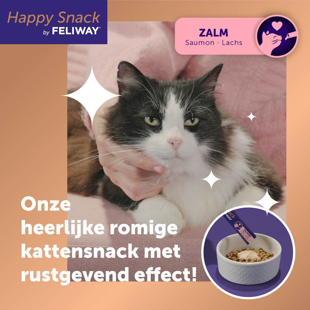 Kat likt zijn lippen, met een 'Zalm' en 'Happy Snack by Feliway' label.