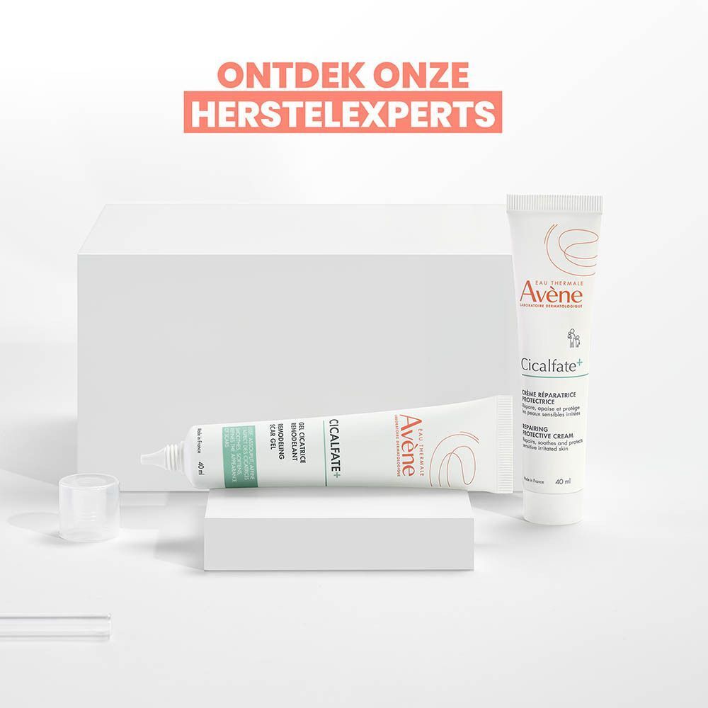 Twee Avene Cicalfate crèmes op een wit podium.