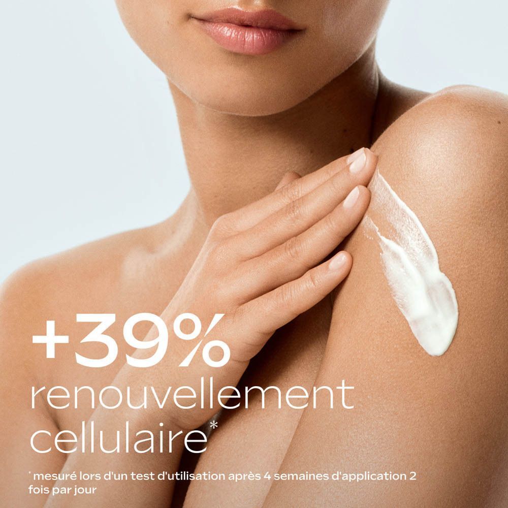 Application de Lait-Sérum Revitalisant Weleda sur l'épaule. Indique +39% de renouvellement cellulaire.