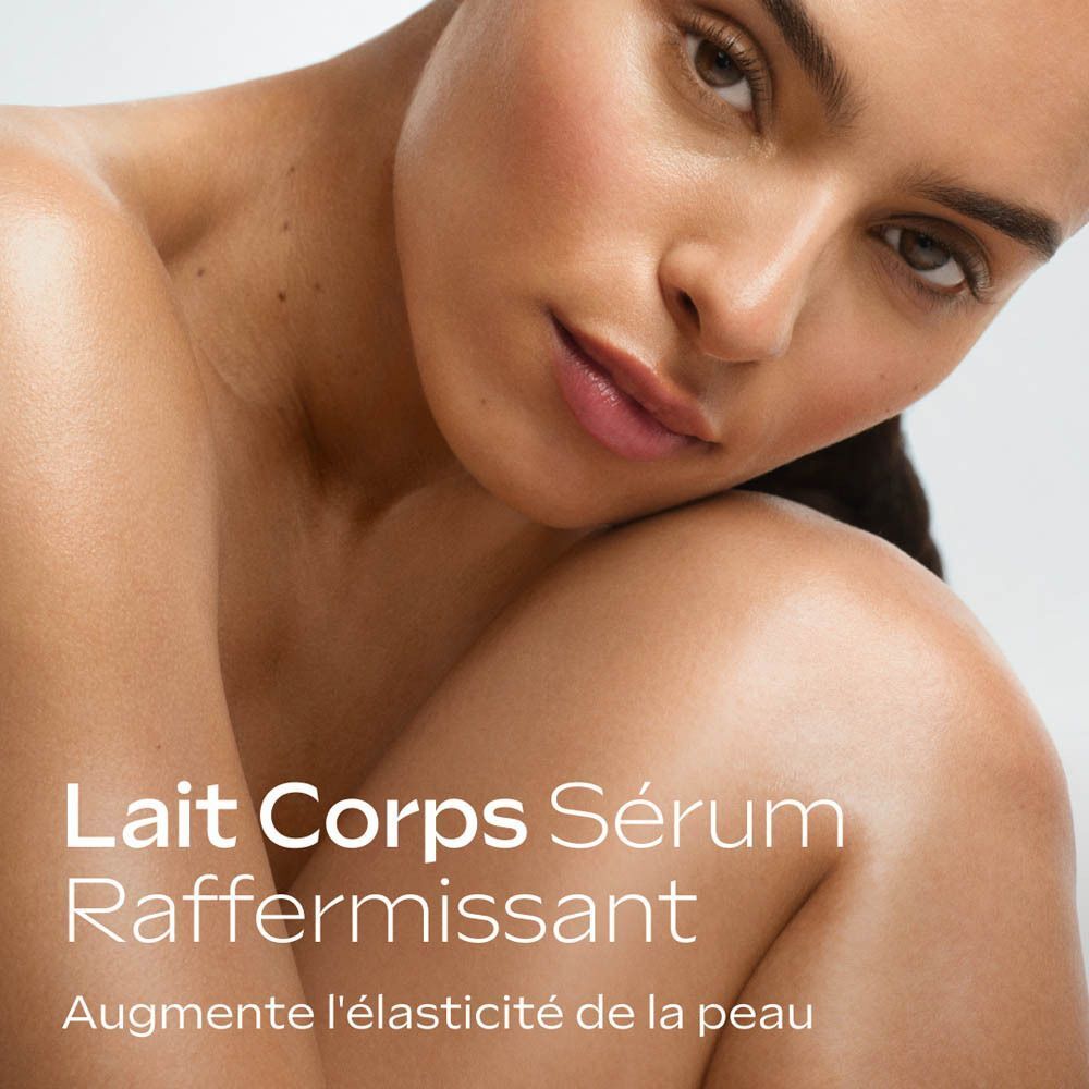 Gros plan sur une femme montrant les bienfaits du lait-sérum raffermissant.