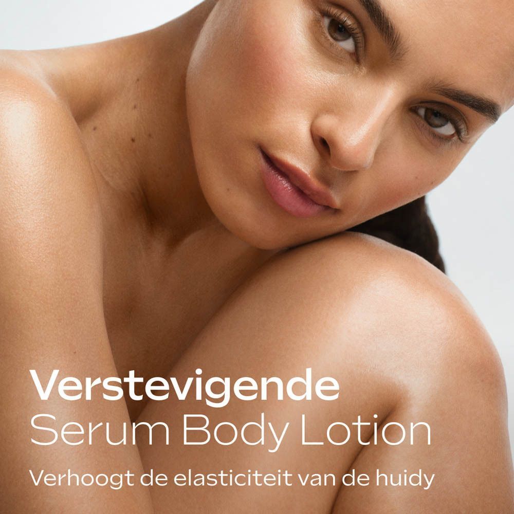 Close-up van een vrouw die de voordelen van verstevigende bodylotion toont.