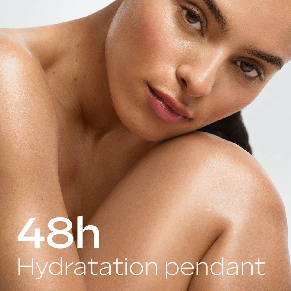 Gros plan sur une femme, promettant 48h d'hydratation.