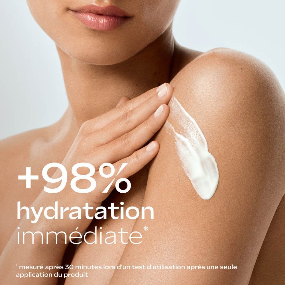Une femme applique du lait corps hydratant pour une hydratation immédiate.