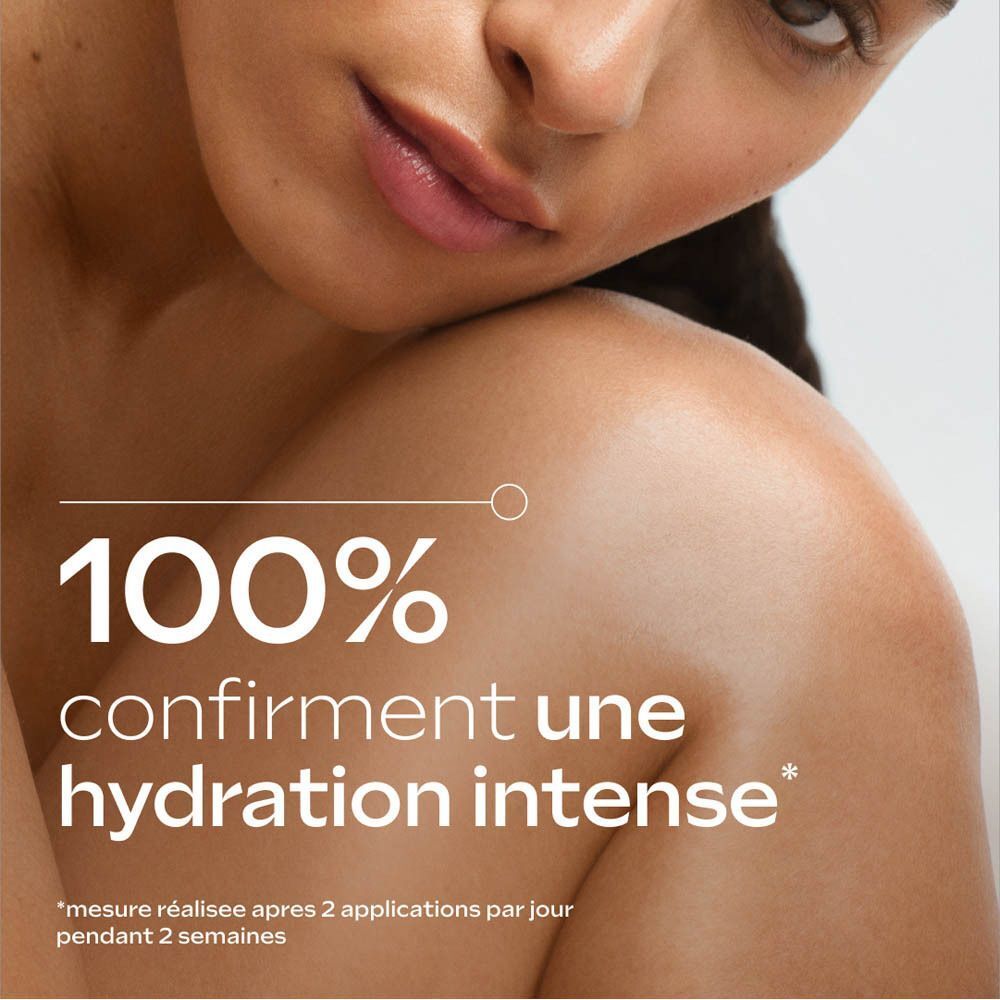 Une femme prend soin de sa peau, 100% confirment une hydratation intense.