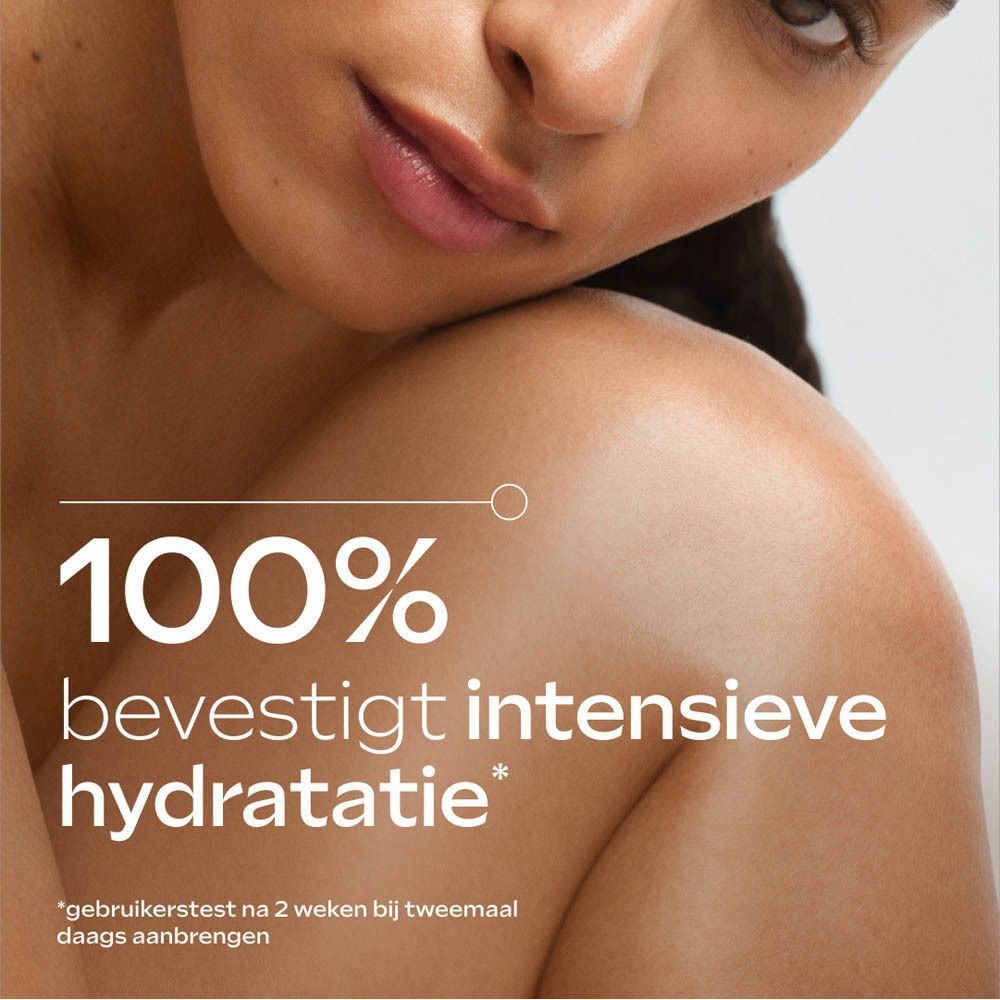 Schouder van een vrouw met tekst: 100% bevestigt intensieve hydratatie.