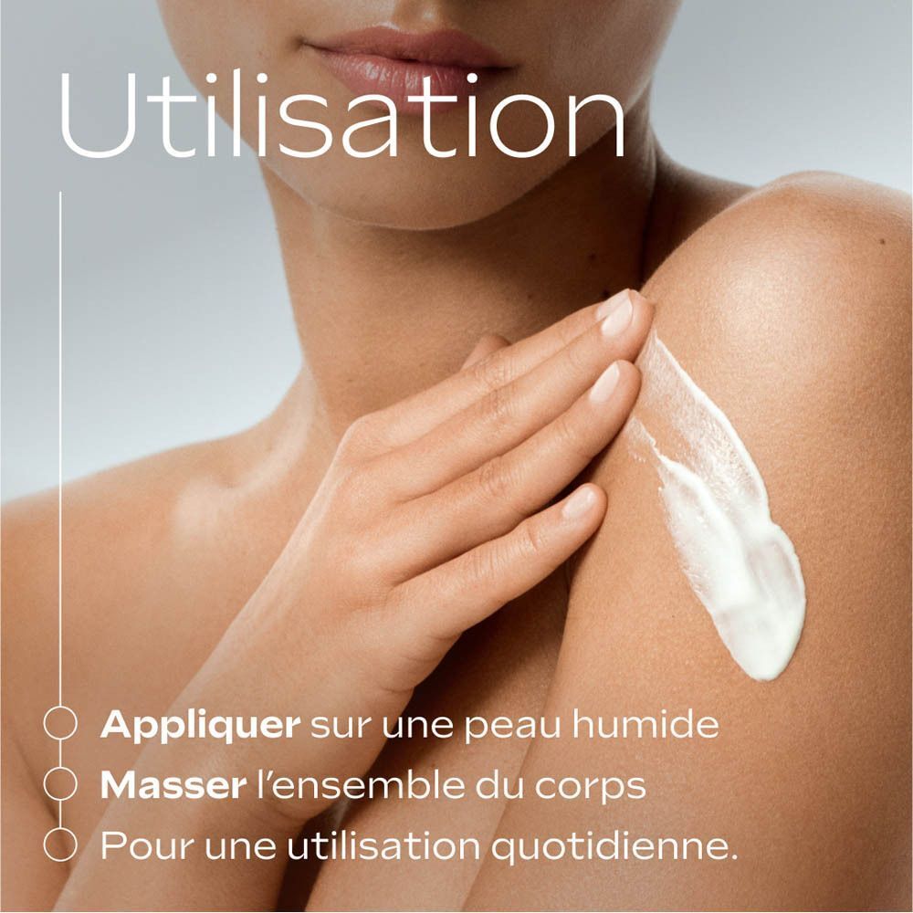 Main appliquant de la lotion sur l'épaule d'une femme. Instructions d'utilisation.