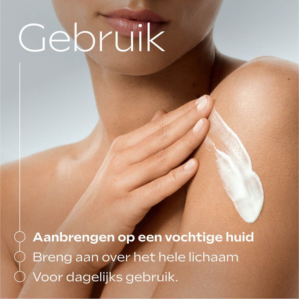 Hand brengt lotion aan op schouder van vrouw. Gebruiksinstructies.