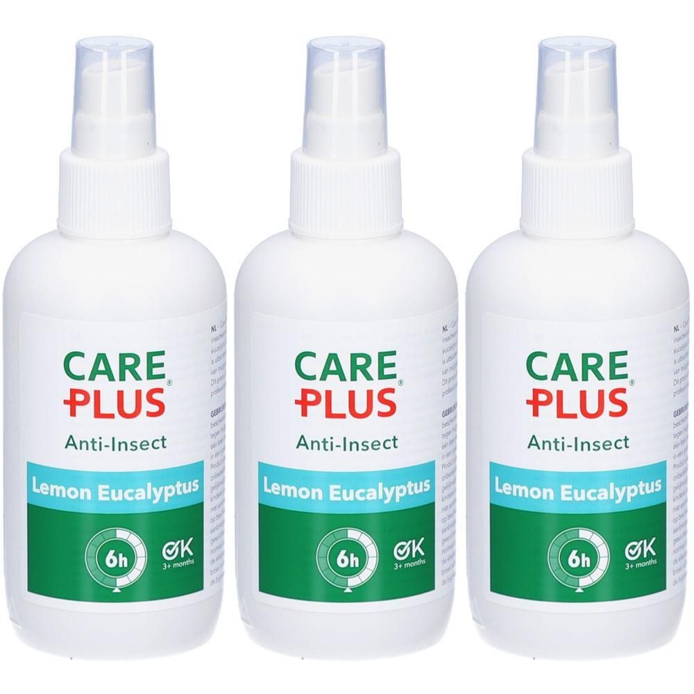 Trois flacons de spray anti-insectes Care Plus Lemon Eucalyptus avec tête de pulvérisation. Étiquettes vertes et bleues avec symboles '6h' et 'OK'.