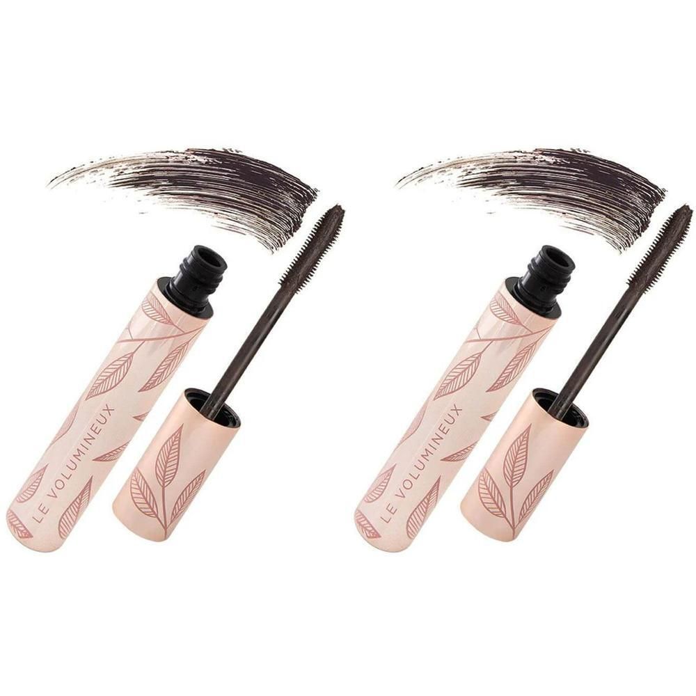 Twee bruine mascara-applicators met bladmotief op de huls en een bruine kleurveeg.