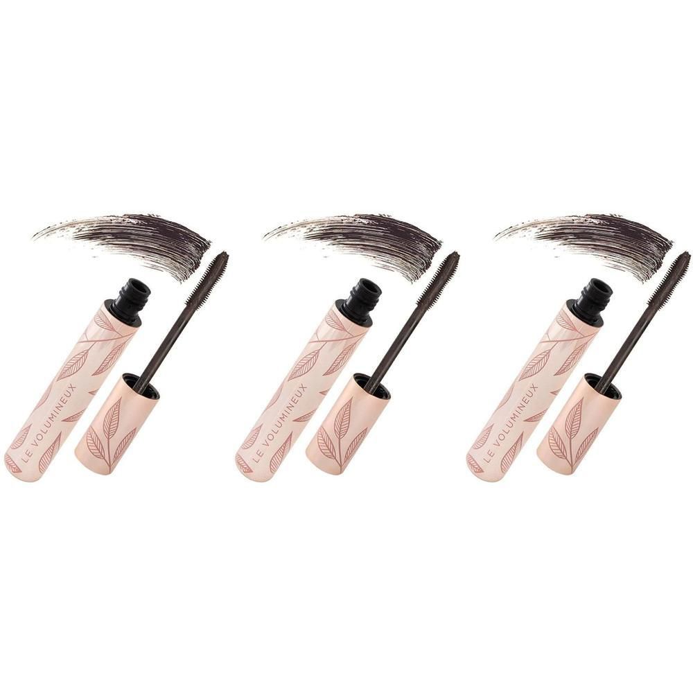 Trois tubes de mascara brun avec motif de feuilles et applicateurs. Des traces de mascara foncé sont visibles.