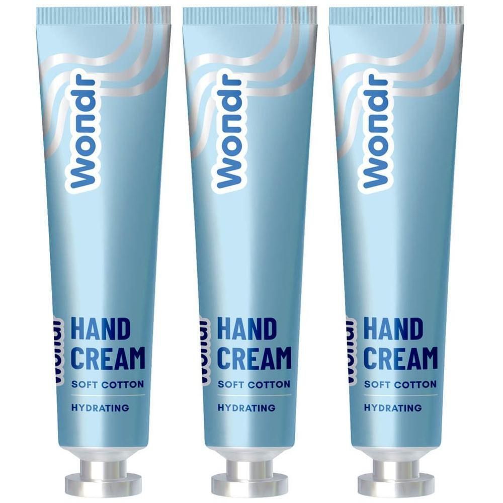 Drie tubes handcrème Wondr Soft Cotton, lichtblauw met witte opdruk.