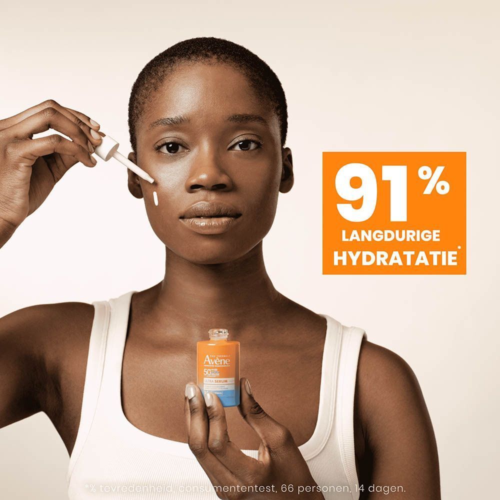 Een vrouw brengt Avène Ultra Serum SPF50+ aan, 91% langdurige hydratatie.