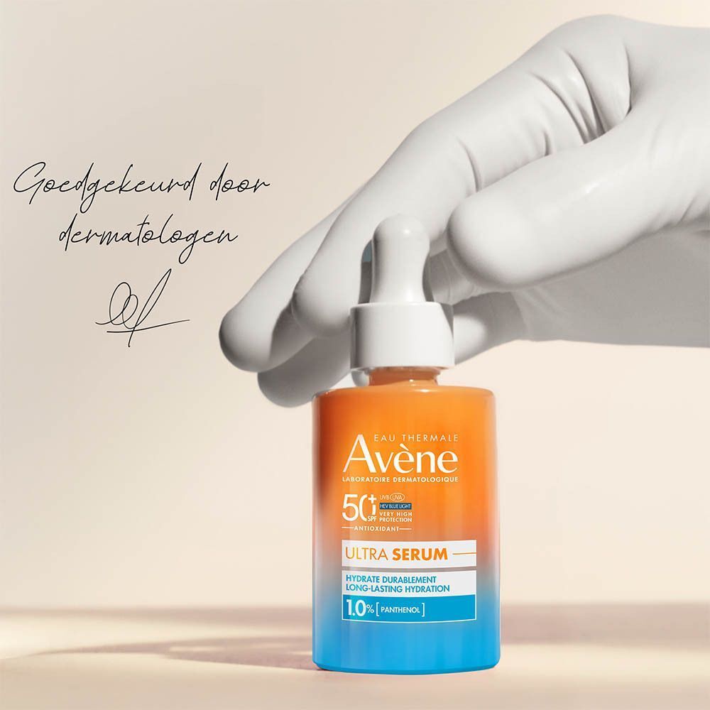 Hand houdt Avène Ultra Serum SPF50+ vast, "Goedgekeurd door dermatologen."