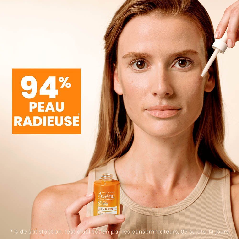 Femme appliquant l'Avène Ultra Sérum SPF50+. 94% peau radieuse.