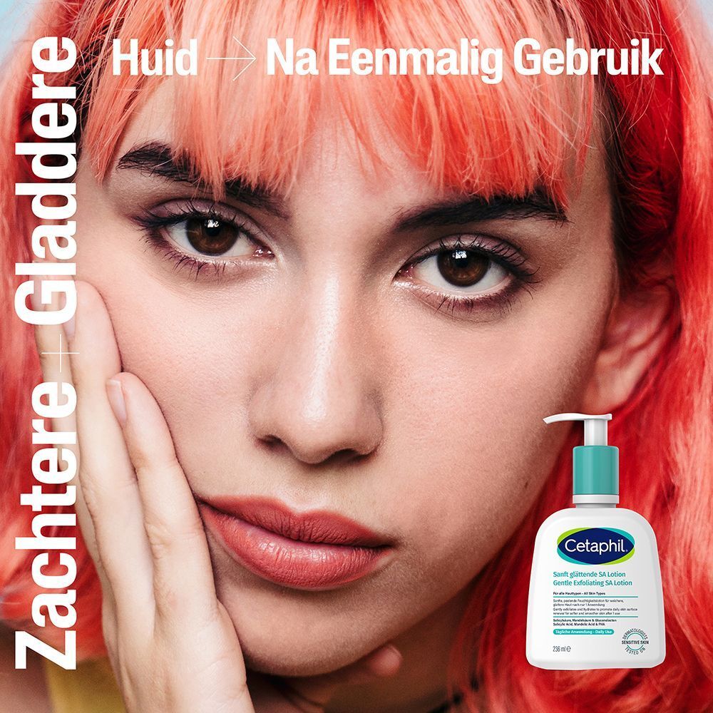 Vrouw met oranje haar en Cetaphil SA Lotion, die zachtere en gladdere huid belooft.