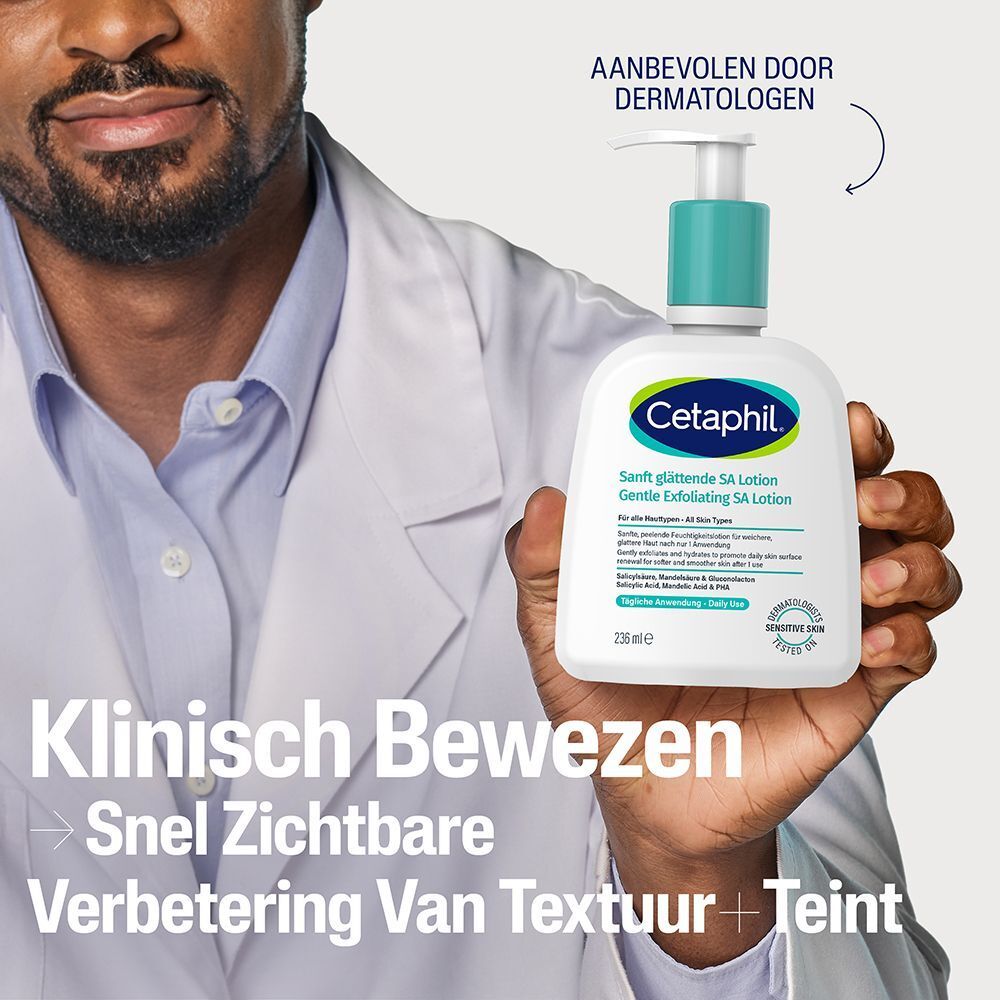 Man in labojas houdt Cetaphil SA Lotion vast, klinisch bewezen verbetering van textuur en teint.