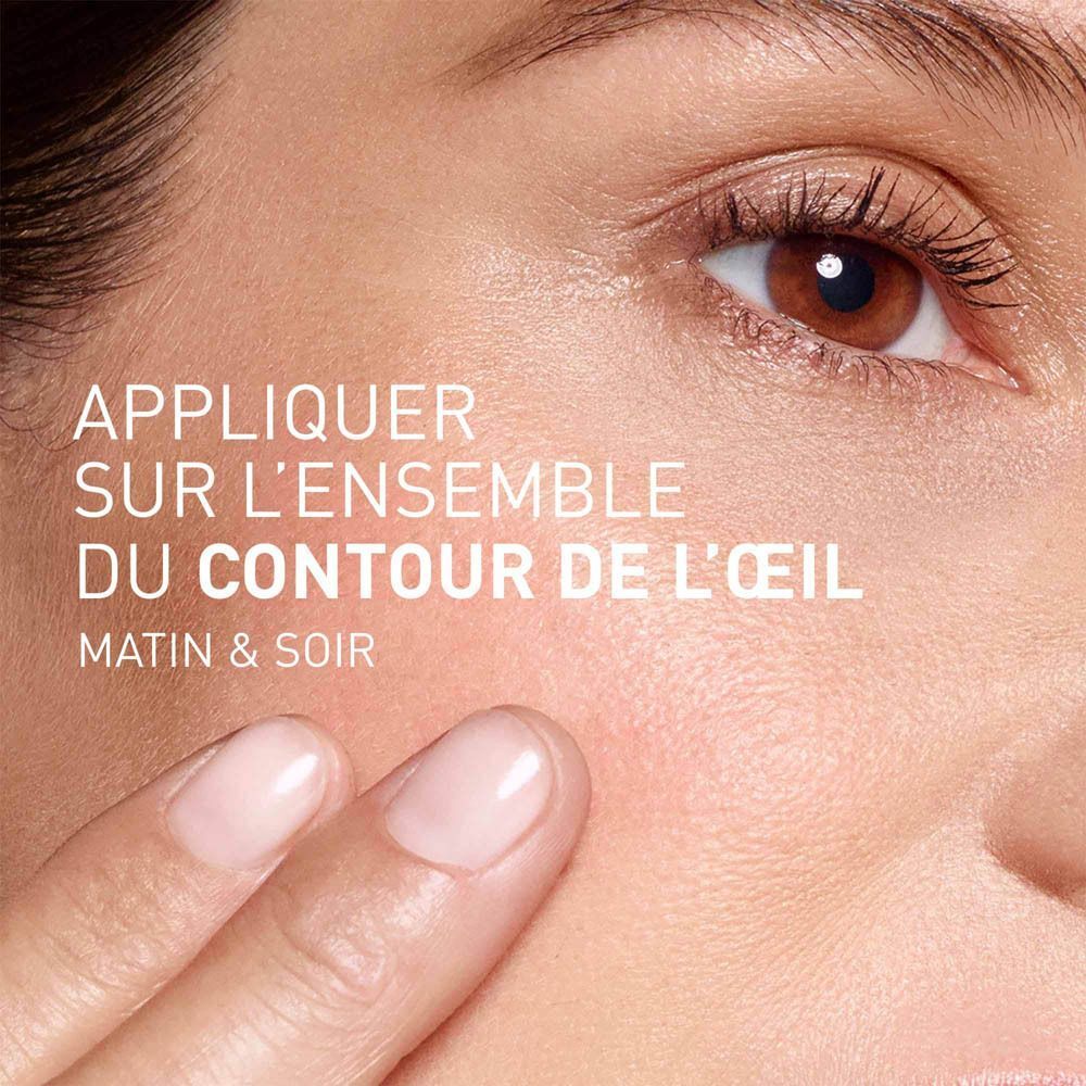 Application de la crème pour les yeux sur la peau.