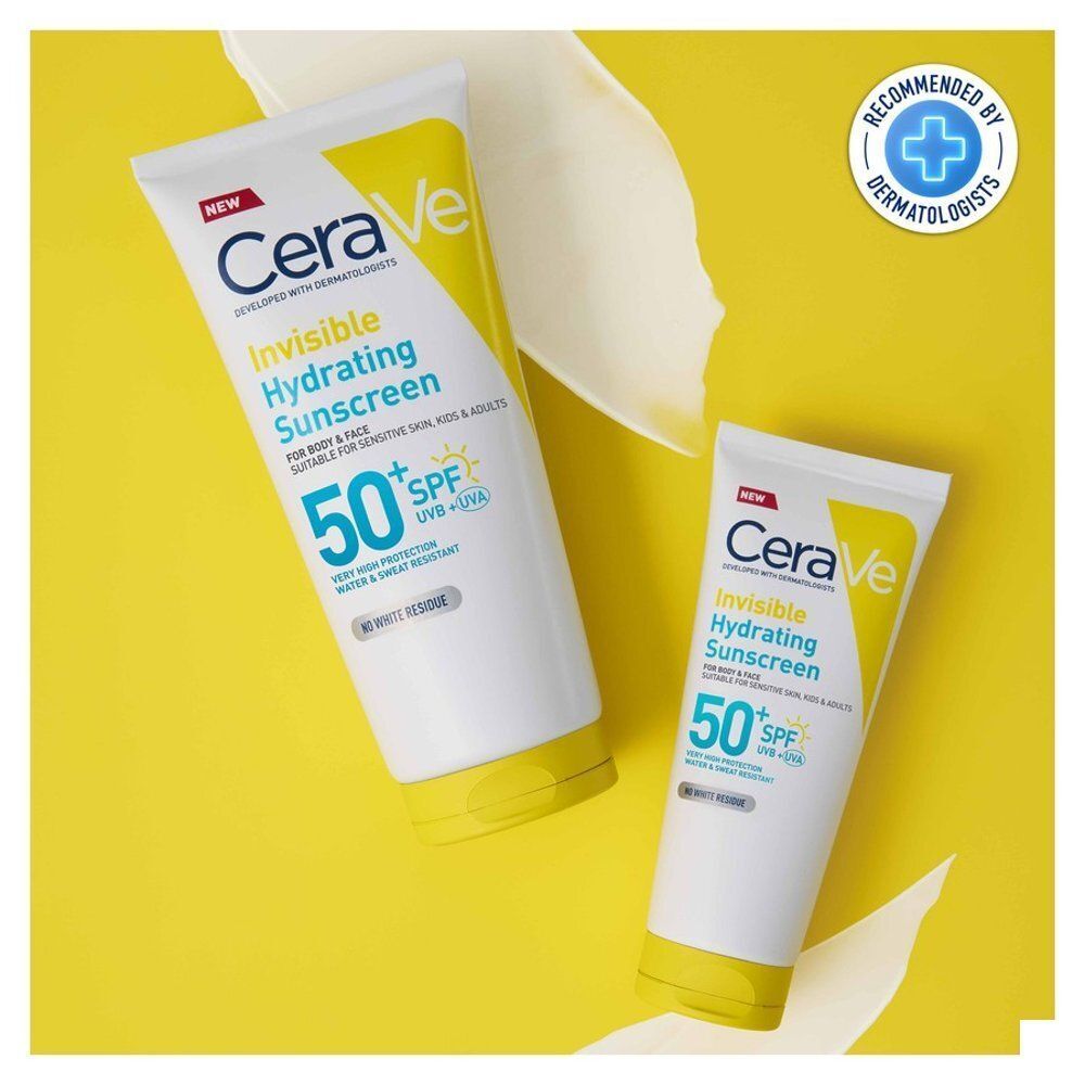 Twee tubes CeraVe Sun Creme Solaire Hydratante Invisible SPF50, een grote en een kleine, op gele achtergrond.