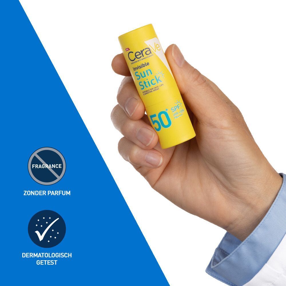 Hand die CeraVe Invisible Sun Stick vasthoudt, met symbolen 'geurvrij' en 'allergologisch getest'.