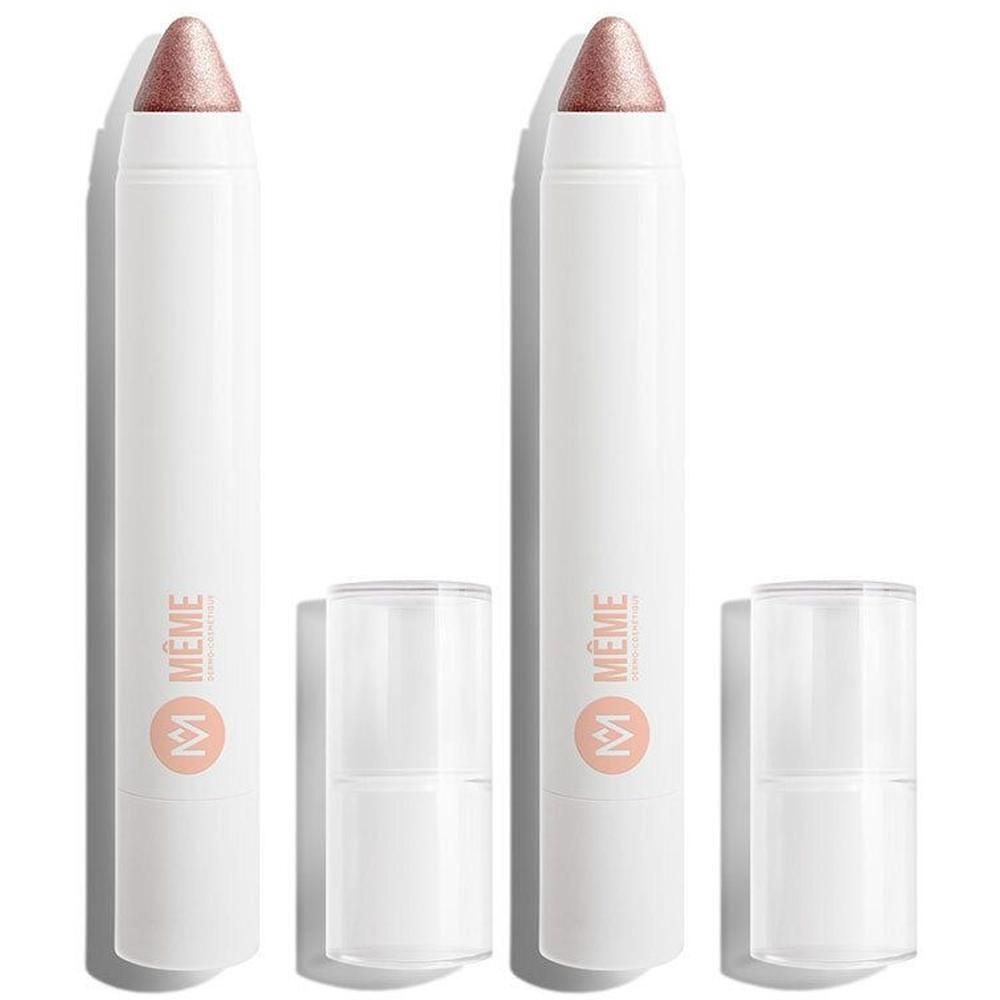 Deux crayons à paupières blancs avec un éclat rosé. Capuchons transparents à côté.