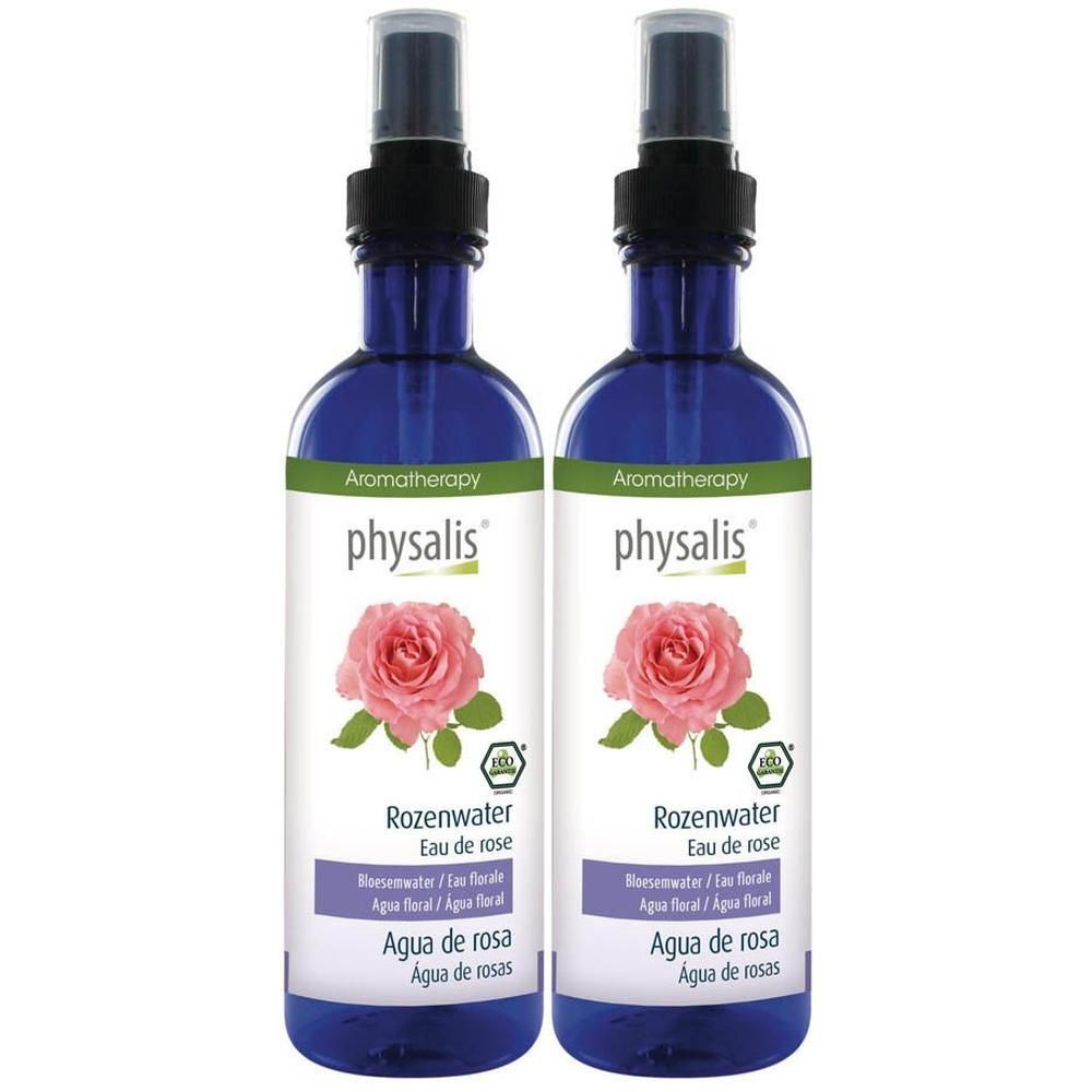 Twee flessen Physalis Rozenwater met sproeidop. Blauwe glazen flessen met etiket en rozenafbeelding.