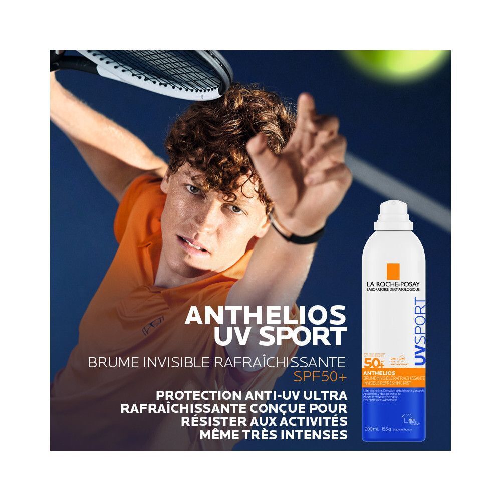Homme jouant au tennis avec le spray La Roche-Posay Anthelios UV Sport.