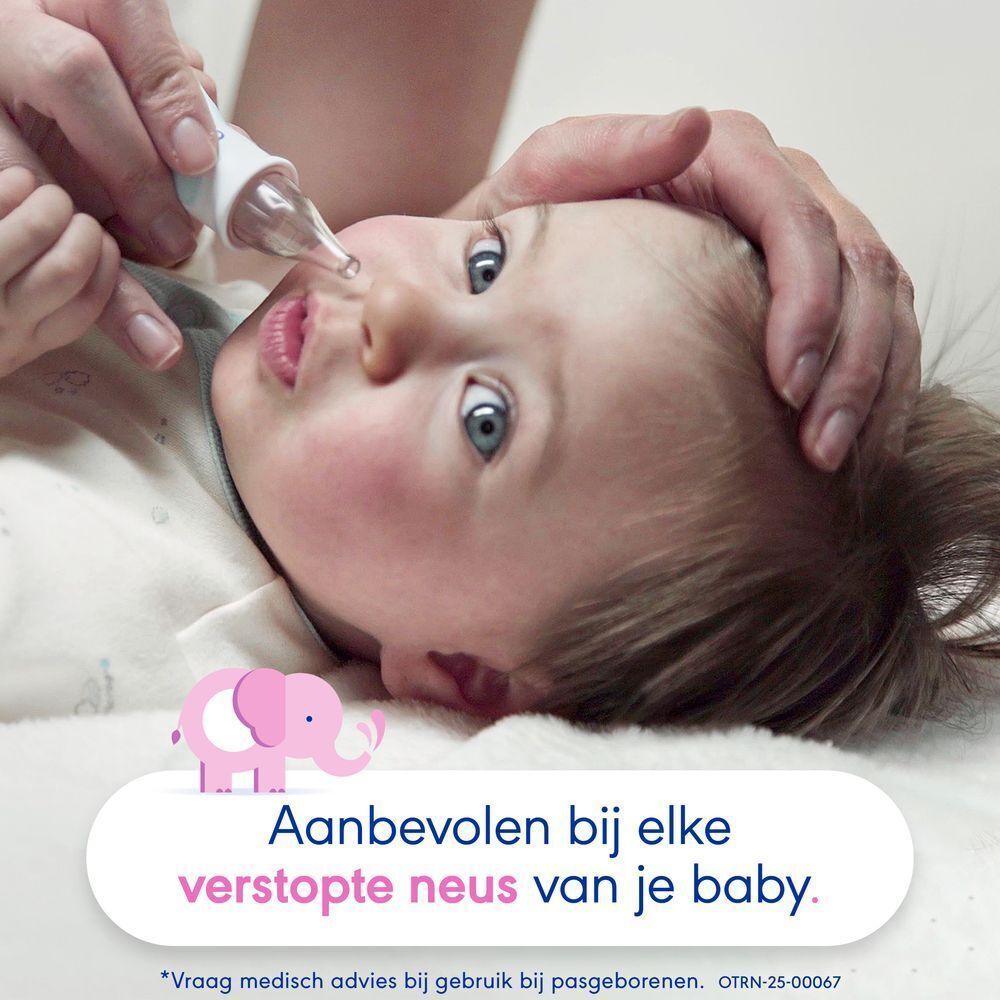 Baby wordt behandeld met een OtriCare Baby neusreiniger.
